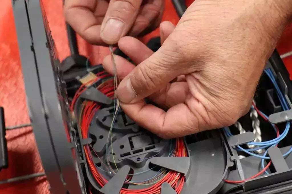 Comment choisir la bonne protection anti-UV pour vos câbles fibre optique en extérieur.