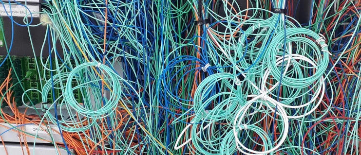 Comment la gestion des câbles impacte la qualité de l'installation fibre optique ?