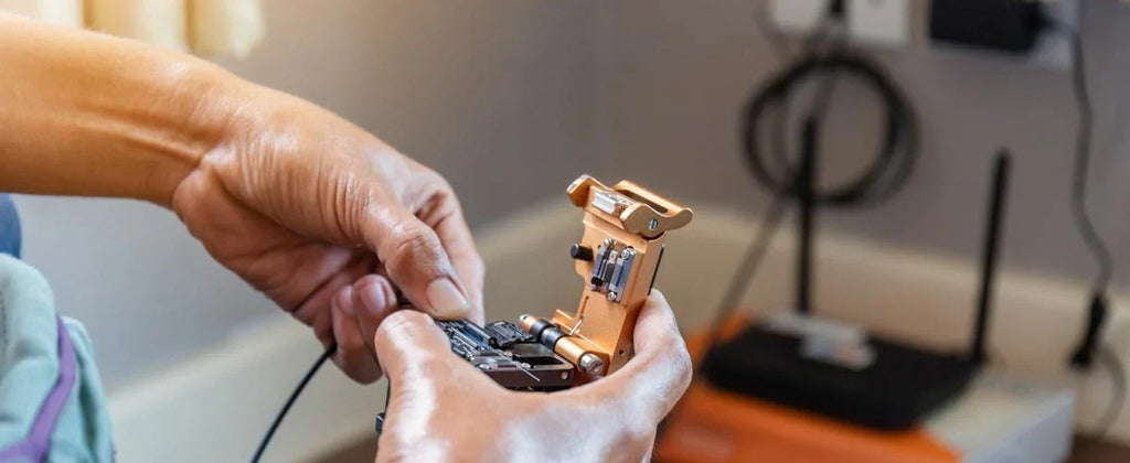 Le kit de raccordement fibre optique : l’équipement essentiel pour les techniciens terrain.