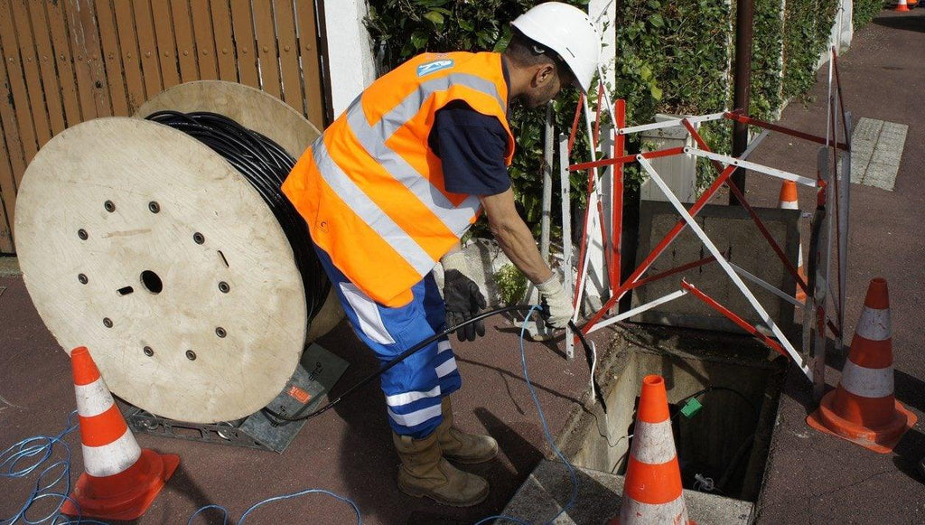 Installer en toute sécurité : l’importance des gants de protection dans les interventions fibre optique