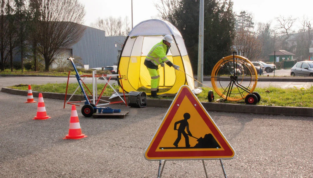 Installer la fibre, c’est aussi bien signaler : l’atout des accessoires d’identification sur les chantiers.